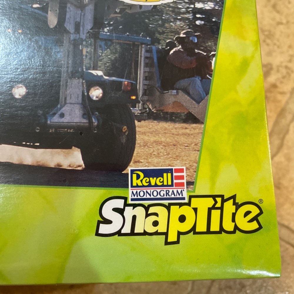 Hunter's Humvee Snagger SnapTite Revell Jurassic Park Model Kit The Lost World - Picture 2 of 5